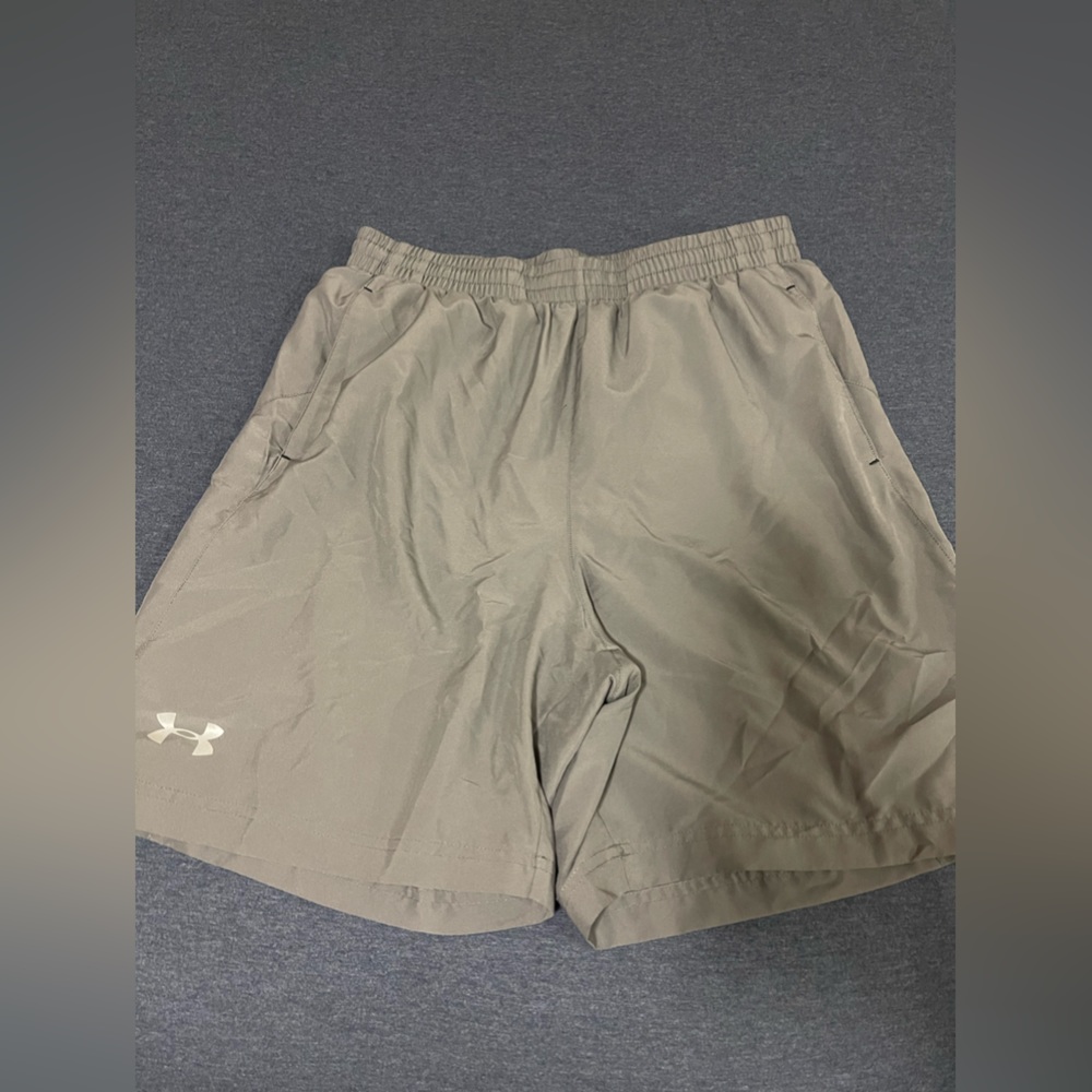 Under Armour athletic shorts Size M
